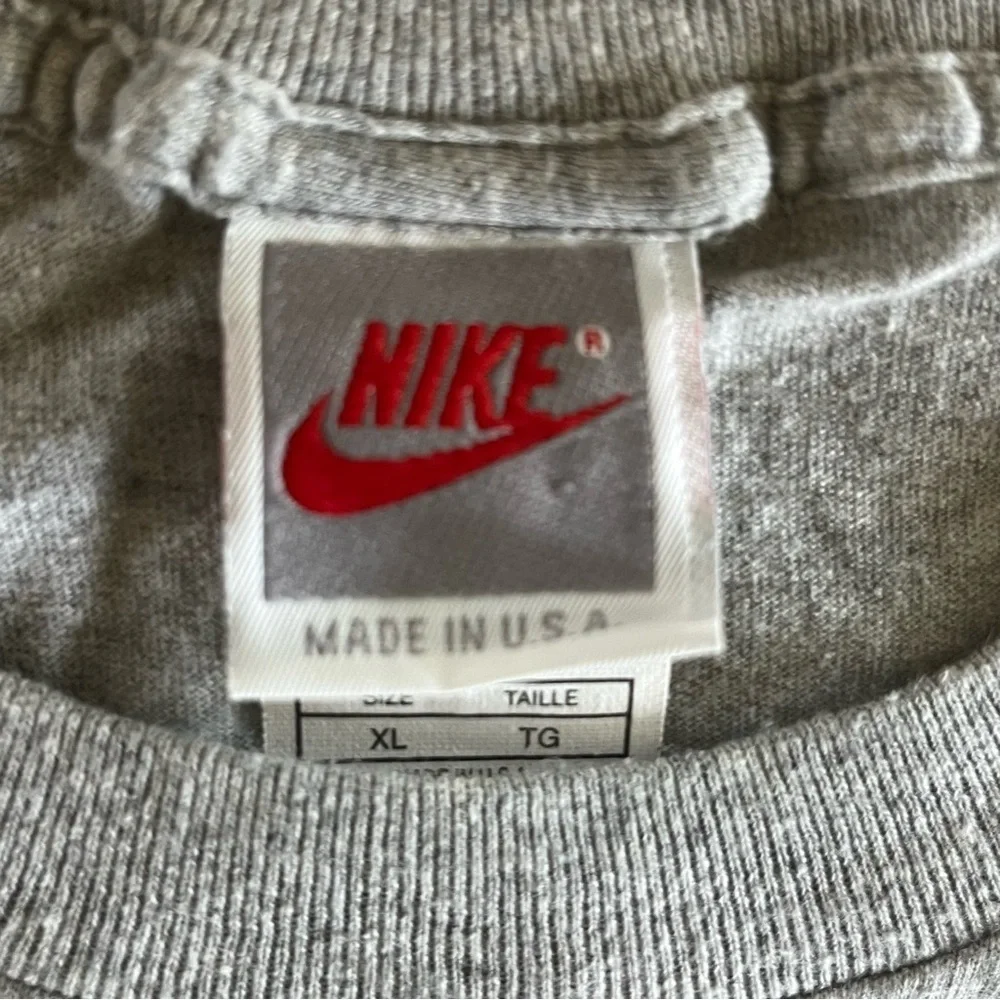 Vintage NIKE Men's Heather Gray Tee Shirt with Yellow and blue Accents Sz XL TG
